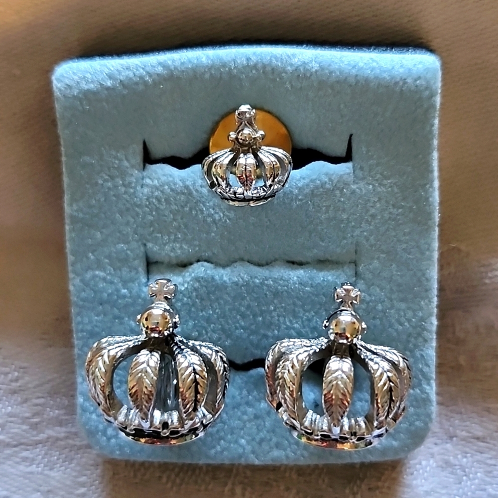 Swank silver tone cuffs links w/tie tack.